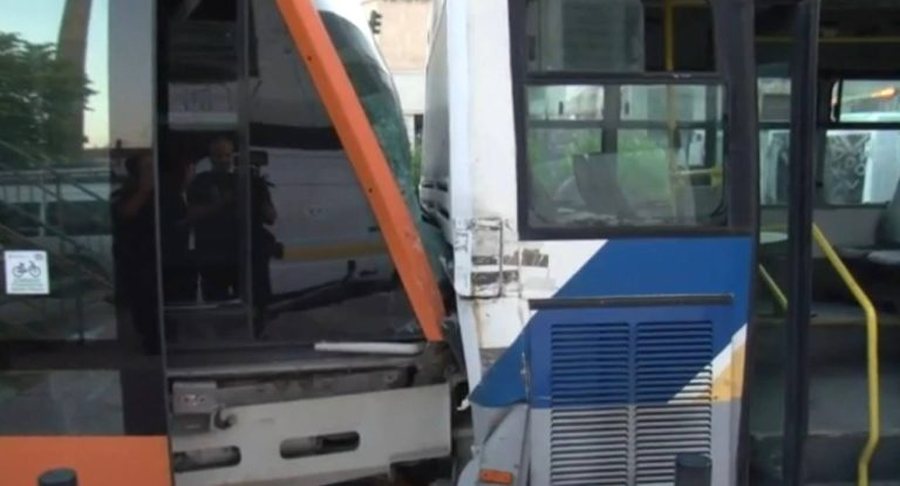 47 të plagosur në Pire, tramvaji përplaset me autobusin që