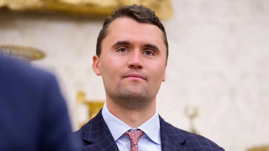 FBI publikon foton e të dyshuarit për vrasjen e Charlie Kirk