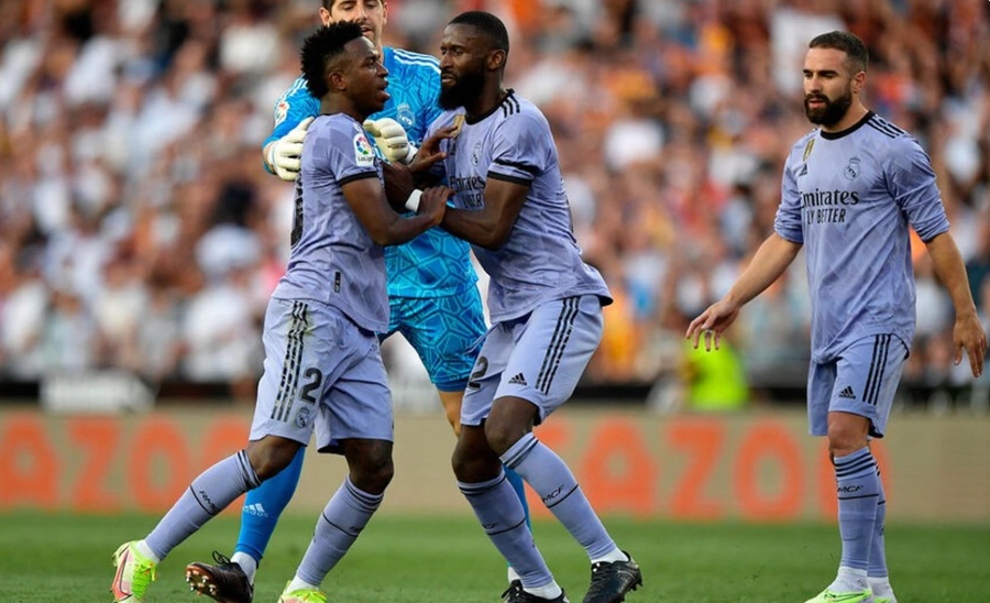 Përplasje në stërvitjen e Real Madridit, Alonso largon yllin e