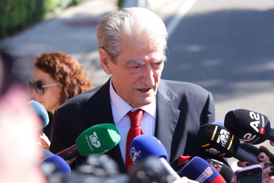 "Demokracia shqiptare në agoni", Berisha në Kuvend, nuk