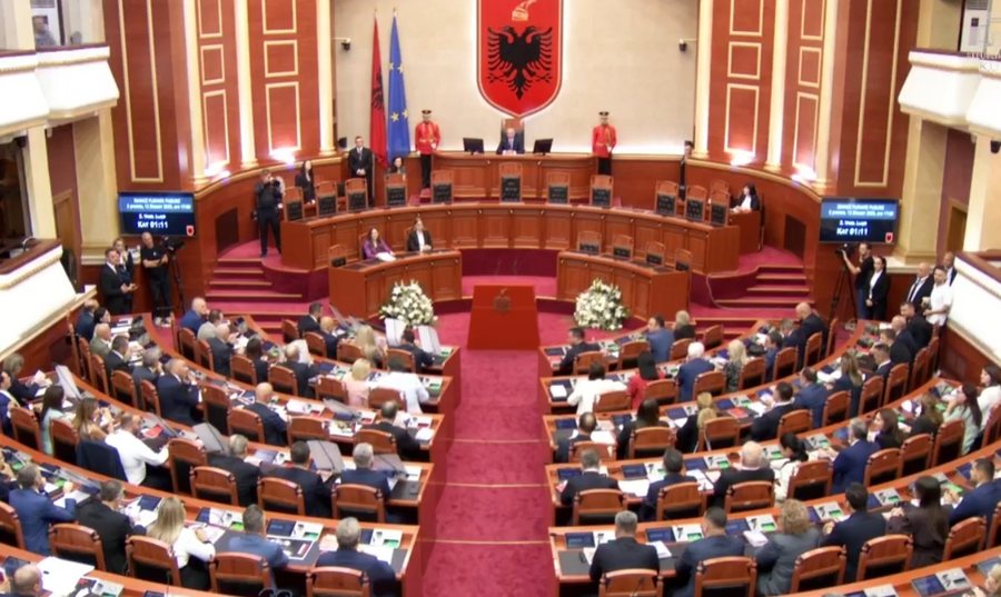 Betohen 138 deputetë, Tom Doshi dhe Sabina Jorgo heqin dorë nga