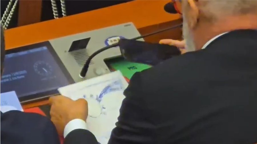 VIDEO / Rama “pikturon” mbi Librin e Etikës gjatë votimit