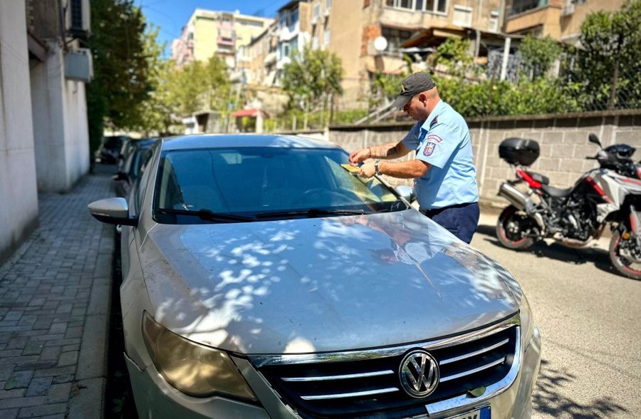 Pastrimi i Tiranës nga veturat e vjetra, paralajmërim i fortë