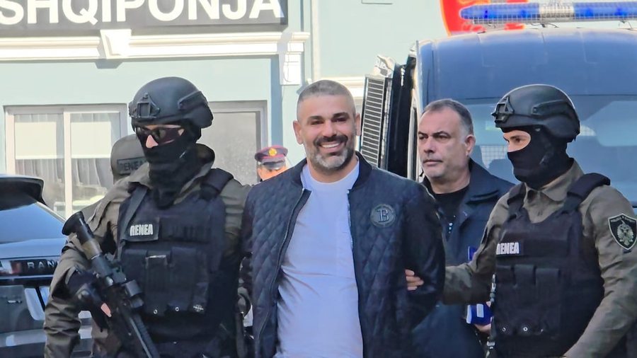 Alarmi i ish-prokurorit: Familja Bajri dhe "simotrat" po synojnë