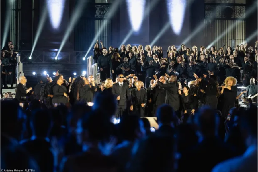 3,500 drona, Pharrell Williams, Andrea Bocelli … Imazhe