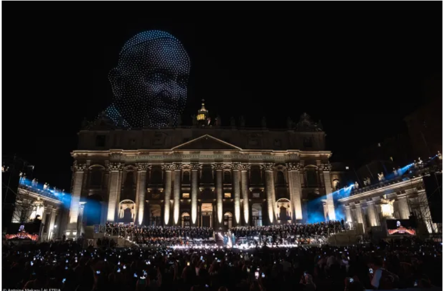 3,500 drona, Pharrell Williams, Andrea Bocelli … Imazhe