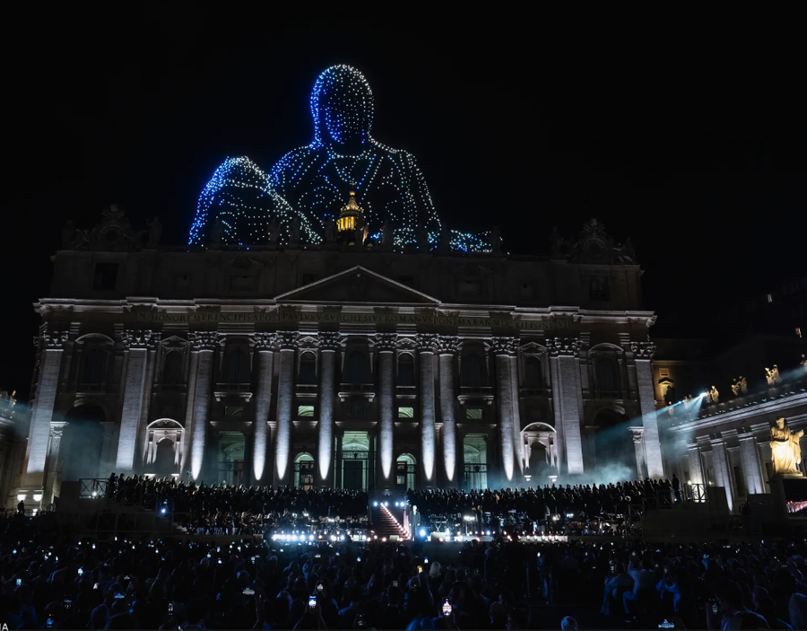 3,500 drona, Pharrell Williams, Andrea Bocelli … Imazhe