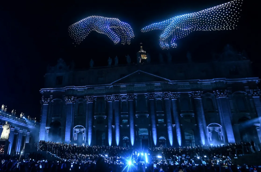 3,500 drona, Pharrell Williams, Andrea Bocelli … Imazhe