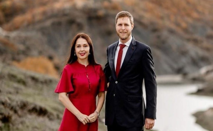 Elia Zaharia tregon arsyen pse mban akoma mbiemrin e ish-bashkortit të saj