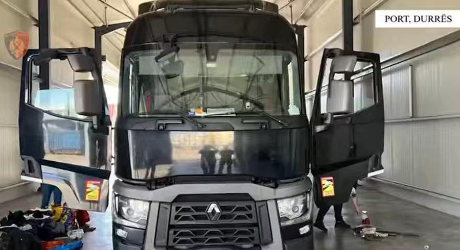 1 mijë fishekë të fshehur në kamion dhe 20 mijë euro,