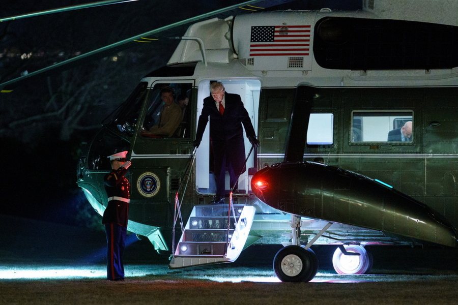 Frikë nga lufta? Trump shkon me "duar plot" në Britani, 10