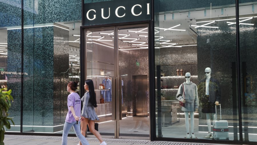 Klientët e Gucci-t, Balenciaga-s dhe Alexander McQueen në dorë