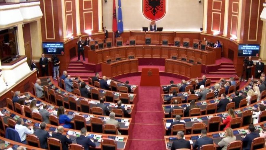 Nis seanca plenare në Kuvendin e Shqipërisë, betohen Topalli dhe