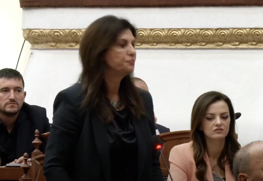 Nga gëzimi familjar në Kuvend, betohet edhe Jozefina Topalli