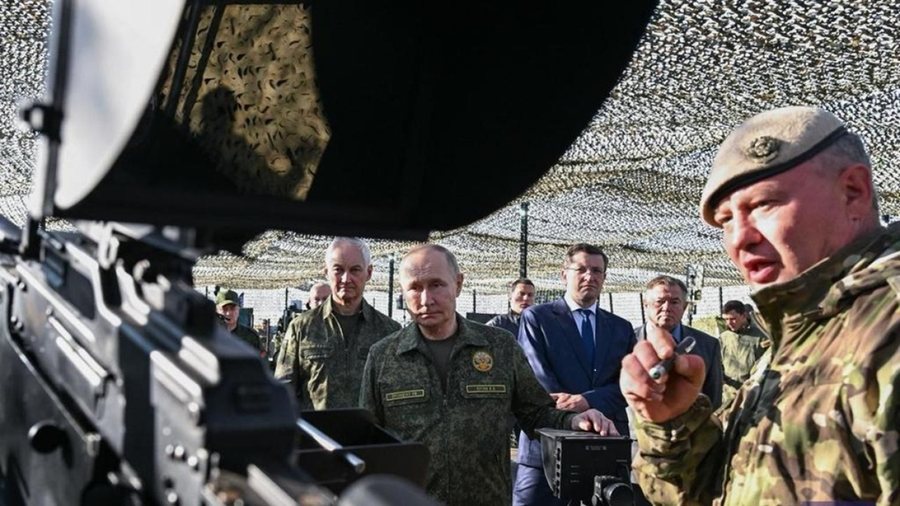 Putin shfaqet me uniformë ushtarake në stërvitjet e