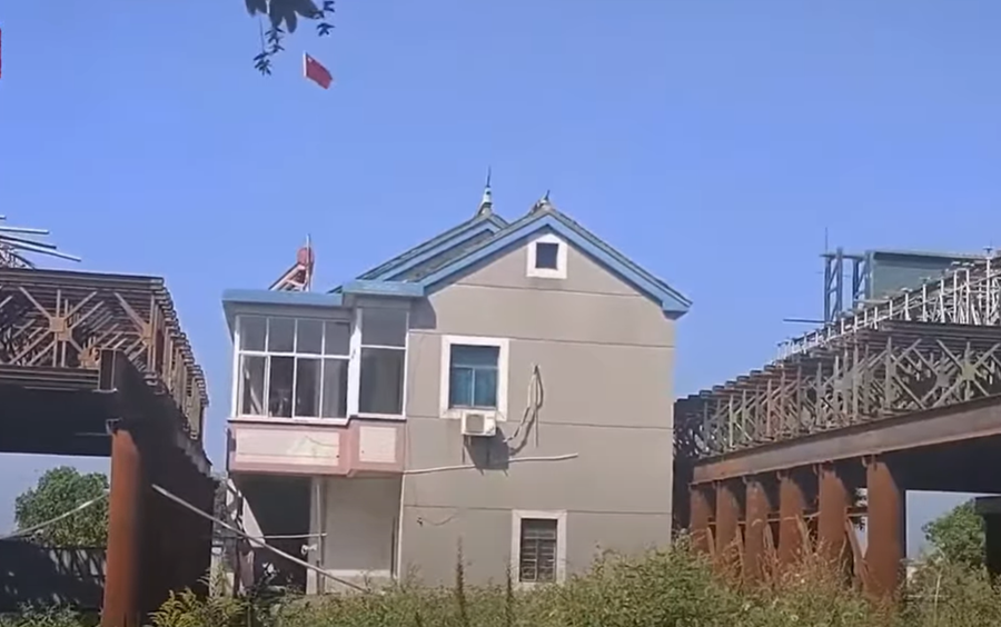 Pronarja e shtëpisë në Kinë refuzon të zhvendoset,