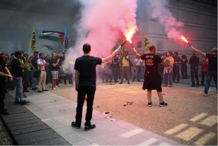 Francë / Protestuesit hyjnë me forcë në selinë e