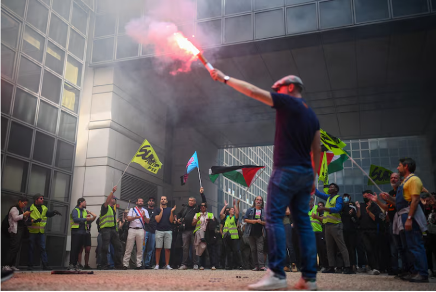 Francë / Protestuesit hyjnë me forcë në selinë e