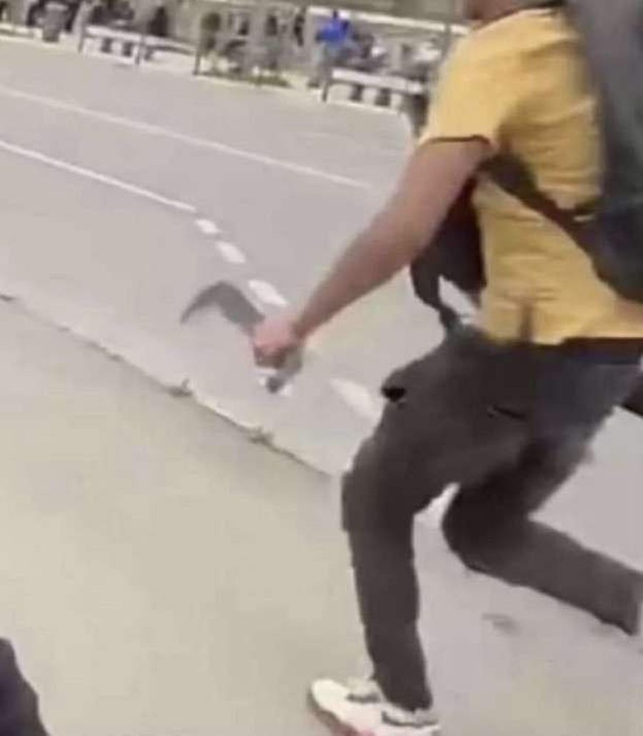 Policia qëllon për vdekje një burrë me hanxhar pranë