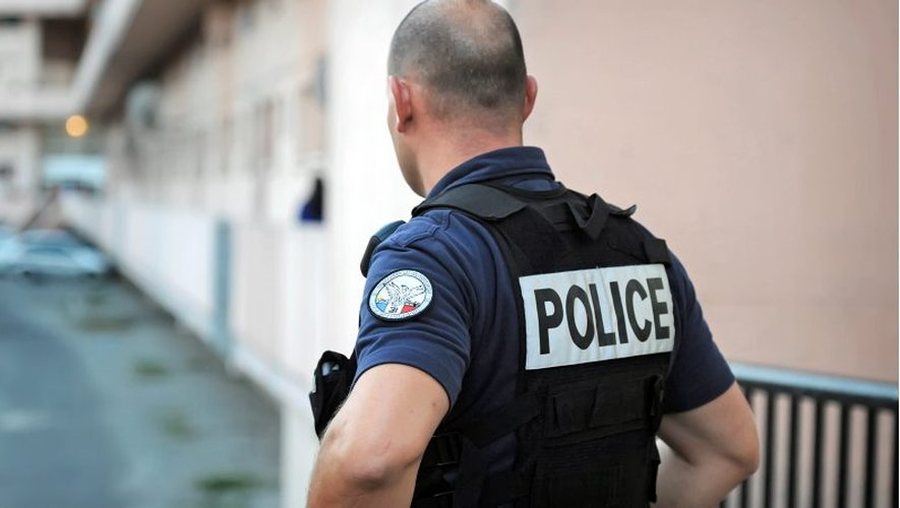 Policia qëllon për vdekje një burrë me hanxhar pranë
