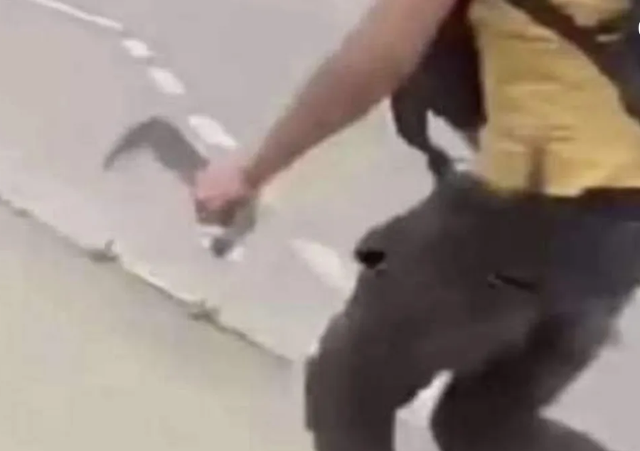 Policia qëllon për vdekje një burrë me hanxhar pranë