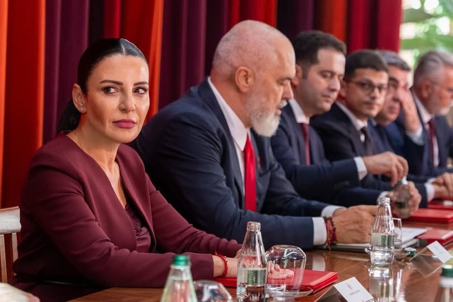 “Kanë kaluar mbi 21 vite”/ Belinda Balluku kujton