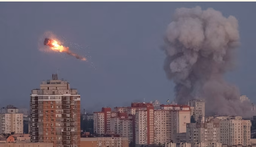 Rusia bomb*rdon Ukrainën me qindra raketa, NATO ngre avionët në