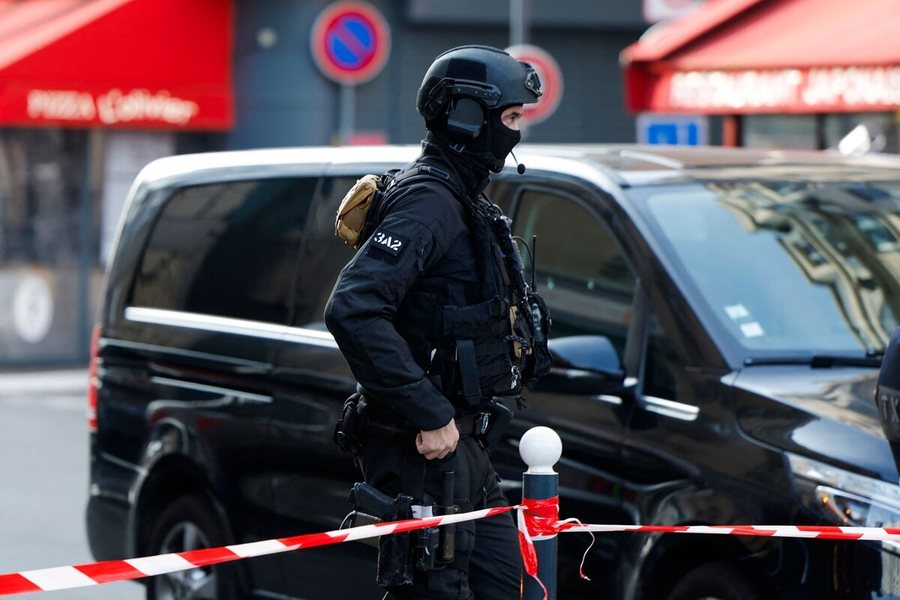 Burri me hanxhar qëllohet nga policia e Parisit “me një plumb