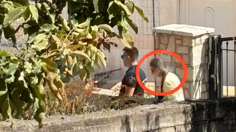Skandal në Greqi: Drejtoresha e KEP-it  varrosi nënën e saj me