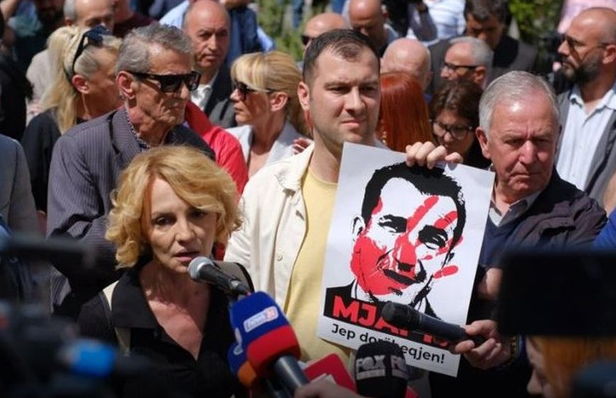 “U denigrua dhe izolua nga bashkëpunëtorët e tij”,