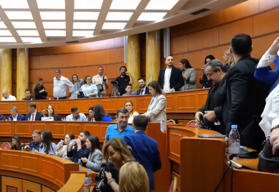 Këshilli Bashkiak shkarkon me shumicë votash Erion Veliajn! Propozimi