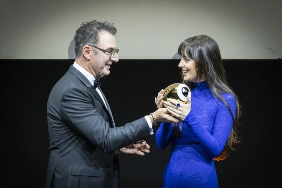 Dakota Johnson mahnit me fustanin transparent në Festivalin e Filmit