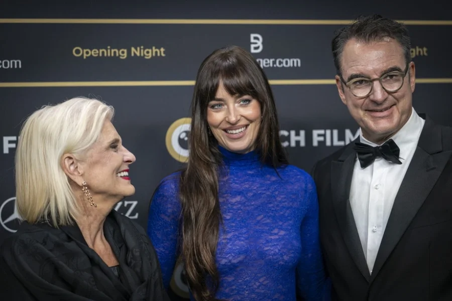 Dakota Johnson mahnit me fustanin transparent në Festivalin e Filmit