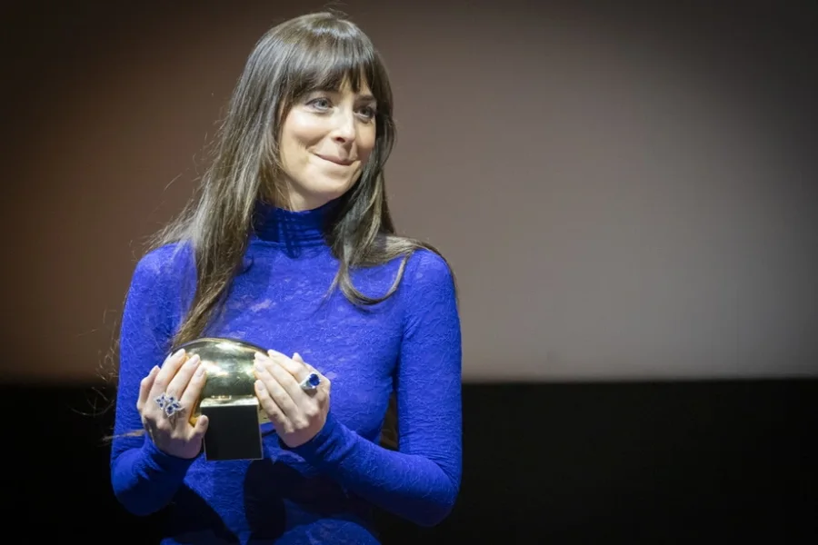 Dakota Johnson mahnit me fustanin transparent në Festivalin e Filmit