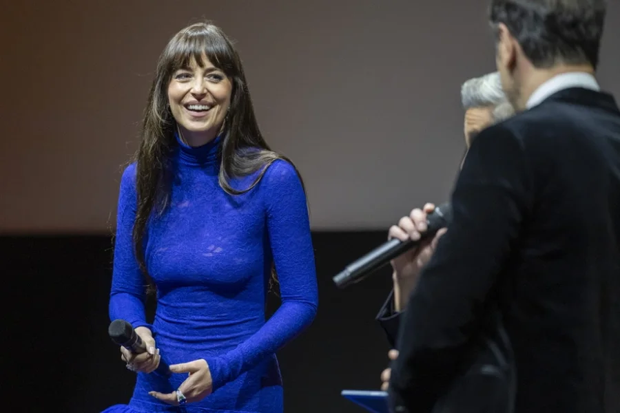 Dakota Johnson mahnit me fustanin transparent në Festivalin e Filmit
