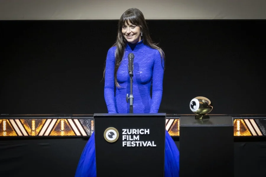 Dakota Johnson mahnit me fustanin transparent në Festivalin e Filmit