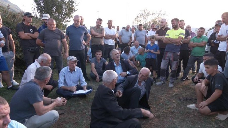 Banorët në Kukës protestojnë kundër landfillit të