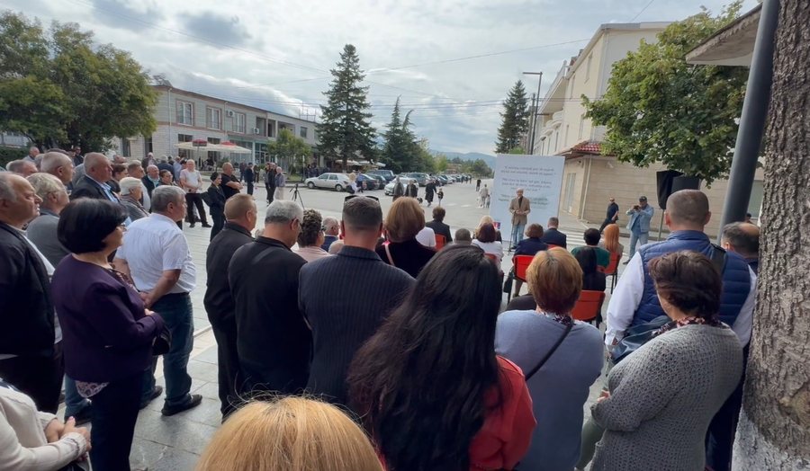 Artan Lame 'rikthehet' në Kolonjë, një rrugë mban