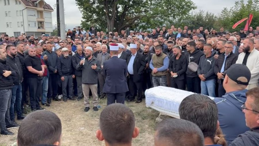 Gjesti i jep lamtumirën e fundit vëllait të tij, shihet me lot