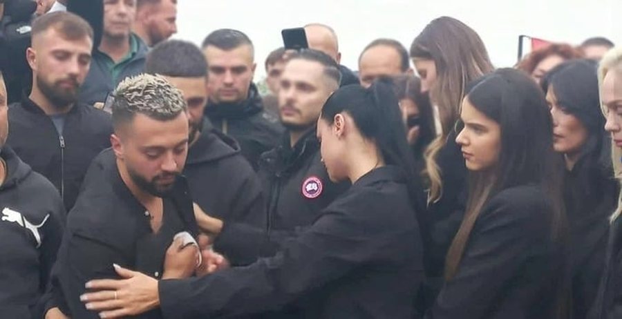 E veshur me të zeza, Egli Tako merr pjesë në varrimin e