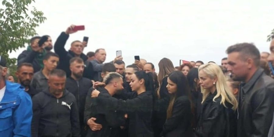 E veshur me të zeza, Egli Tako merr pjesë në varrimin e
