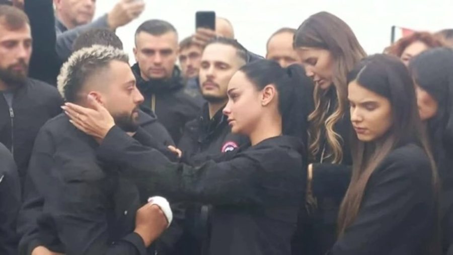 E veshur me të zeza, Egli Tako merr pjesë në varrimin e