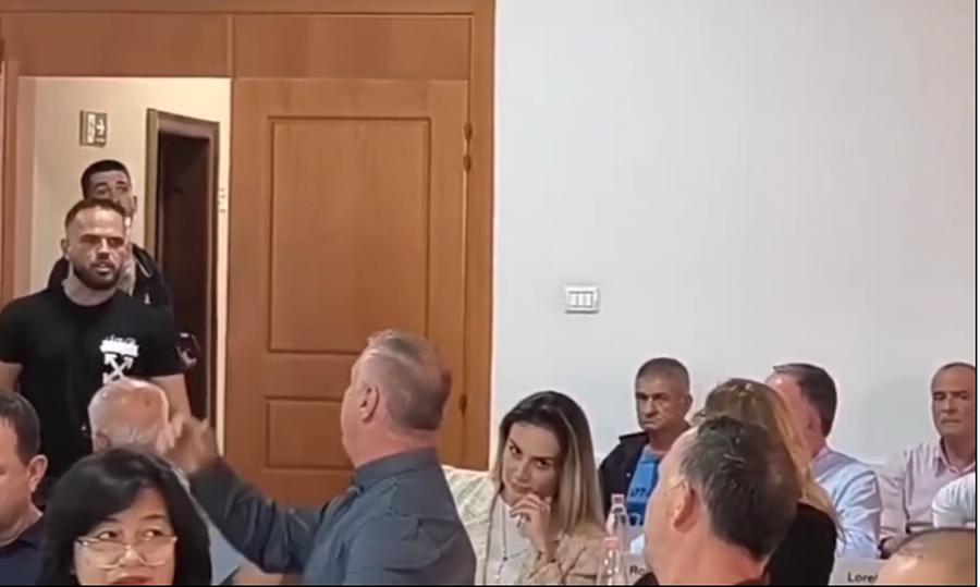 Incident në Këshillin Bashkiak të Vlorës, dy të rinj