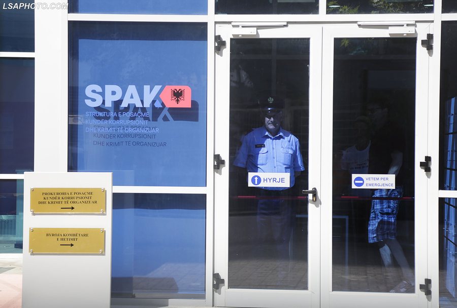 13 akuza për vrasje, atentate e grabitje me armë. SPAK çon