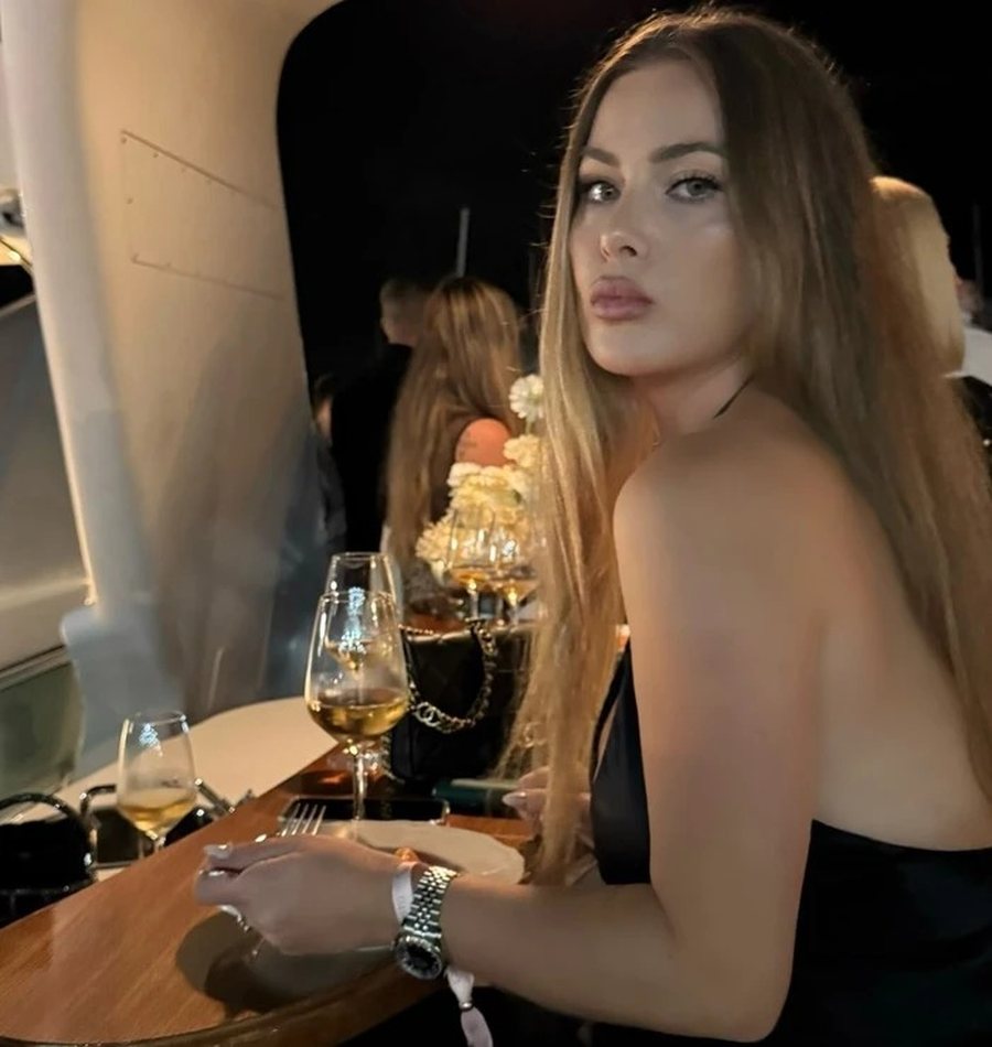 Festa në jaht / Olta Gixhari tërheq vëmendje me stilin