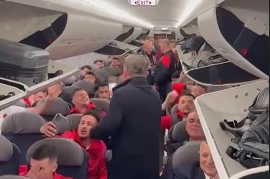 VIDEOLAJM/ Kuqezinjtë vazhdojnë festën dhe në avion,