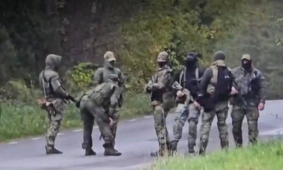 VIDEO/ Panik në Estoni: Ushtarë rusë të maskuar shfaqen