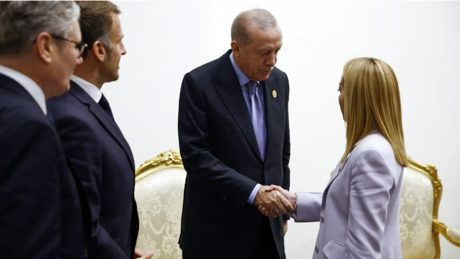 "Dukesh bukur, por lër duhanin", Meloni i përgjigjet me