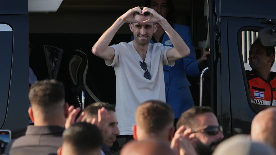 Të lidhur me zinxhirë në tunele, torturë dhe izolim,