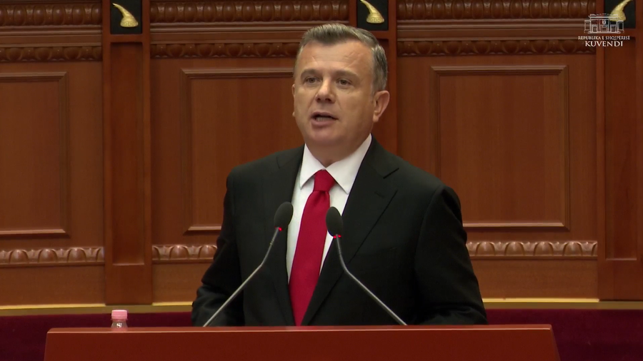 Kuvendi përfshihet nga debatet për “patriotizmin” dhe